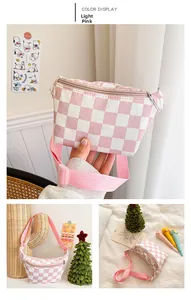 Detail der rosa-weiß karierten Canvas-Gürteltasche mit silbernem Reißverschluss und Gurt