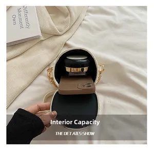 Capacité interne du sac seau rond montrant un smartphone et des cosmétiques à l'intérieur