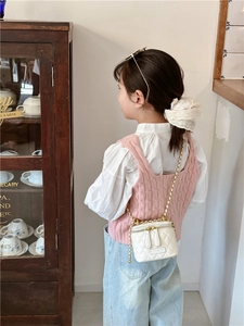 Vue détaillée du sac bandoulière blanc matelassé pour fille avec bandoulière en chaîne