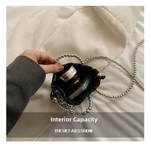 Capacità interna della mini borsa di perline argento con fodera nera a coulisse