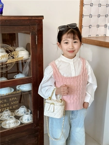 Détail du sac à chaîne matelassé pour fille porté avec gilet rose et jean