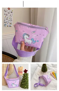 Detail der lila Kinder-Gürteltasche mit Einhorn-Motiv und dem Text I CAN FLY