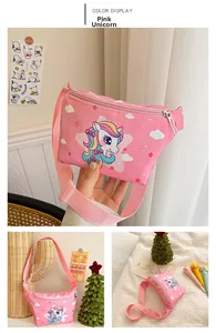 Detailansicht der rosa Einhorn-Brusttasche für Kinder mit verstellbarem Gurt und Reißverschluss
