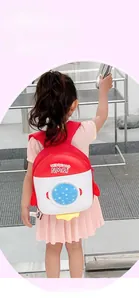 Dettaglio dello zaino a razzo rosso e bianco con schienale in rete traspirante per bimbi