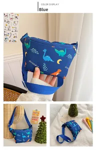 Detailansicht der blauen Kinder-Gürteltasche mit Dino-Druck und verstellbarem Gurt