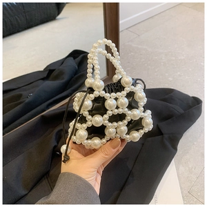 Dettaglio della mini borsa a secchiello in perle intrecciate con fodera nera a coulisse