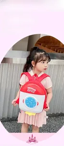 Dettaglio di uno zaino creativo a forma di razzo per bambini con ali rosse e oblò spaziale