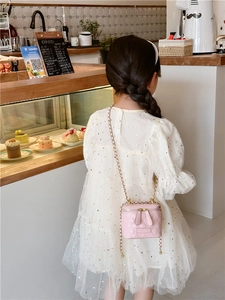 Mini sac matelassé rose pour fille avec bandoulière chaîne dorée et détail du logo