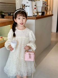Sac seau matelassé rose pour fille avec bandoulière chaîne dans un café chic