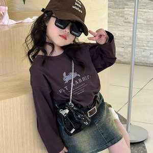 Look mode enfant avec sac seau à paillettes, jupe en jean et sweat marron à motif