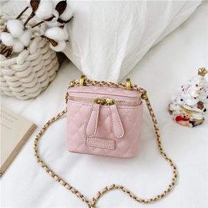 Détail du mini sac matelassé rose pour fille avec bandoulière chaîne dorée et double zip