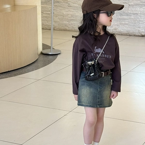 Détail d'un mini sac seau à paillettes stylé avec bandoulière pour la mode enfantine