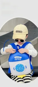 Dettaglio di uno zaino leggero per bambini con design a razzo e finestra trasparente