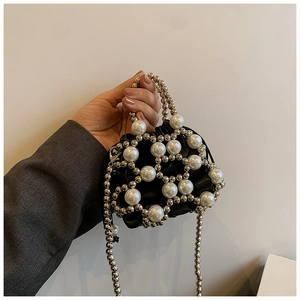 Dettaglio della mini borsa a tracolla per bambini con perle bianche e perline argento