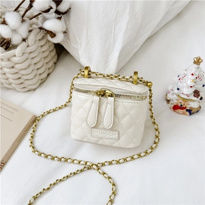 Détail du mini sac à chaîne matelassé blanc avec fermeture éclair double et métal doré