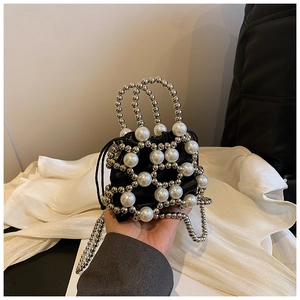 Dettaglio mini borsa a secchiello nera con coulisse e rete elegante di perle e perline argento