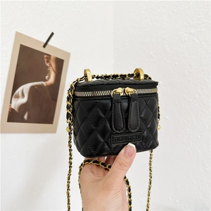 Détail du mini sac seau matelassé noir avec zip doré et bandoulière chaîne