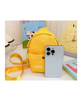 Gelbe Kinder-Umhängetasche aus Nylon mit COOL-Aufdruck neben einem Handy-Vergleich