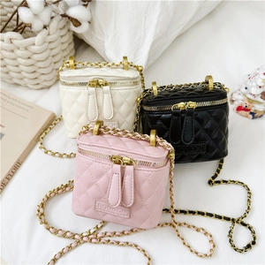 Trois mini sacs à main en cuir matelassé avec bandoulière en chaîne dorée et double zip