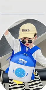 Bambino con zaino a razzo blu cartone animato con pinne 3D e tessuto impermeabile