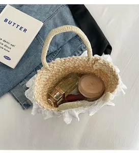 Vue intérieure du sac seau en paille avec dentelle montrant un grand espace de rangement