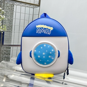 Dettaglio dello zaino a pinguino blu con ali di peluche e decorazione con stelle