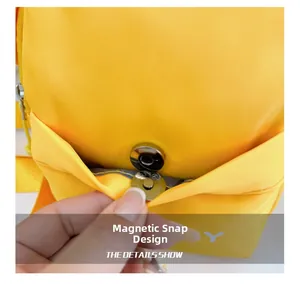 Detail des Magnetverschlusses an der leuchtend gelben Kinder-Gürteltasche aus Nylon