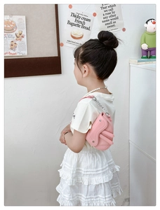 Mini sac selle rose pour enfants avec chaîne argentée et rabat élégant pour filles