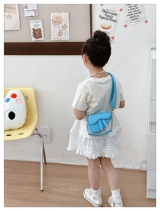 Détail du mini sac selle bleu vif en cuir PU pour enfants avec double bandoulière