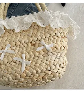 Détail de la texture en paille tressée avec dentelle blanche et nœuds sur le sac