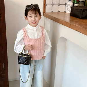 Gilet en tricot rose pour filles avec motif torsadé et chemise blanche à manches longues