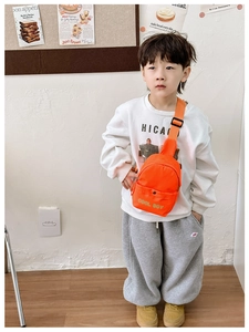 Detail der orangefarbenen Kinder-Gürteltasche aus Nylon mit Cool Boy Schriftzug