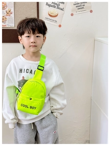 Detail der neongrünen Nylon-Gürteltasche für Kinder mit COOL BOY Print und Tragegurt