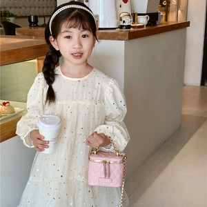Mini sac seau rose matelassé pour fille avec bandoulière dorée et bandeau de perles chic