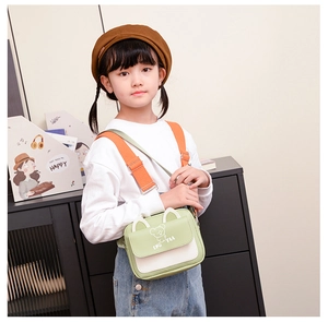 Détail du mini sac bandoulière pour enfant avec imprimé koala et sangle réglable