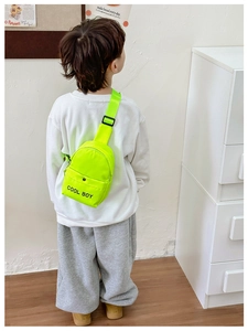 Kinder Neon-Bauchtasche mit COOL BOY-Aufdruck, am Kindermodel in Detailansicht gezeigt