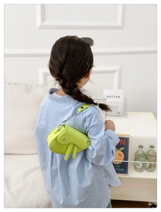 Fillette portant un sac selle fluo jaune citron avec chaîne argentée en bandoulière
