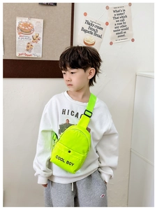 Detail der neongrünen Kinder-Brusttasche aus Nylon mit COOL BOY Aufdruck und Gurt