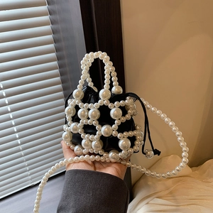 Elegante borsa a secchiello con perle per bambina con fodera in raso nero e tracolla