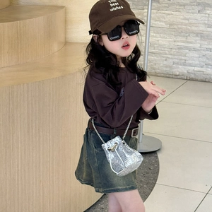 Sac seau argenté à paillettes pour enfants avec cordon pour un look d'automne tendance