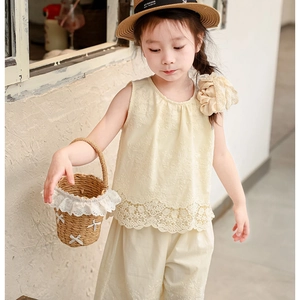 Gros plan du haut sans manches jaune pour filles avec dentelle au crochet fleurie