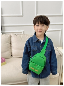 Detail der grünen Kinder Bauchtasche mit orangefarbenem COOL BOY Text und Gurtband