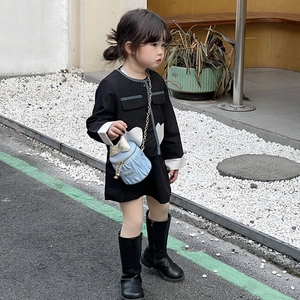 Robe fille noir et blanc avec cœurs et sac seau matelassé bleu à nœud