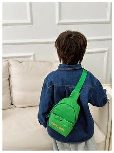 Detail der grünen Kinder-Gürteltasche mit orangem COOL BOY Aufdruck und verstellbarem Gurt