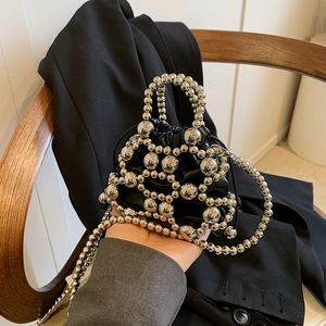 Mini borsa a secchiello con rete di perle argentate e manico di perle per bambine