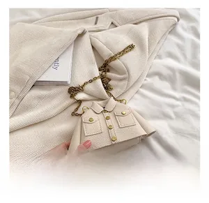 Vue détaillée du mini sac créatif en forme de manteau avec chaîne dorée et boutons