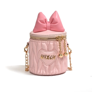 Sac seau rose pour filles avec nœud, écusson cœur et bandoulière en chaîne dorée