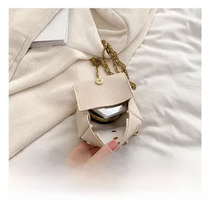 Vue détaillée de l'intérieur du petit sac beige en cuir texturé avec chaîne