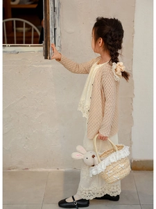 Détail du panier pour enfant en paille avec dentelle et nœud pour tenues d'automne