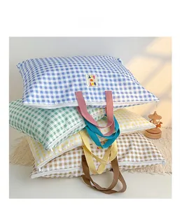 Détails de quatre sacs de rangement à carreaux colorés avec fermetures éclair et patchs